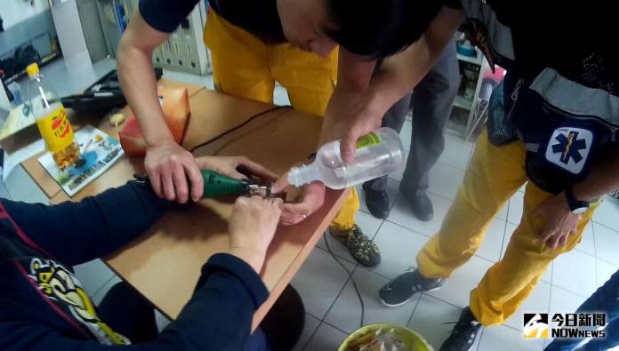 ▲嘉義市消防員為受困女子切除卡戒。（圖／嘉義市消防局提供 , 2018.03.20)