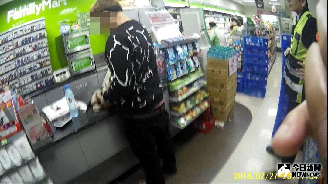 ▲男子吸毒後到超商買水，竟在櫃台前出神定格，被警方查獲毒品（圖／記者鄧力軍翻攝 , 2018.03.21\\)