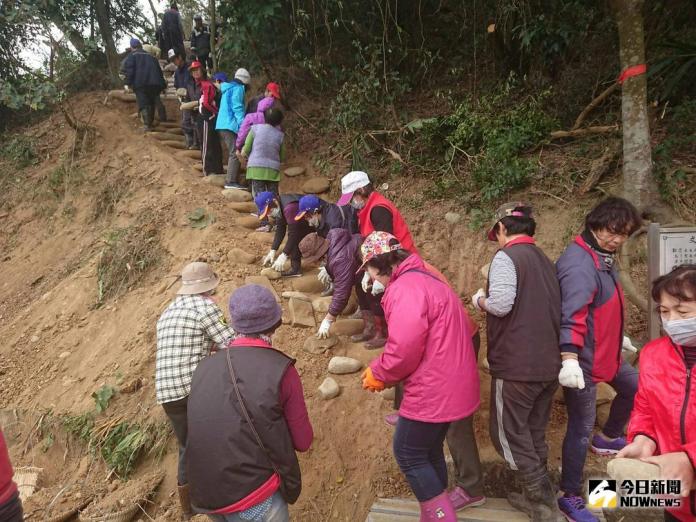 ▲文山社區的婆婆媽媽總動員，親手搬運石塊，慢慢堆疊成步道階梯。（圖／文山社區發展協會提供）
