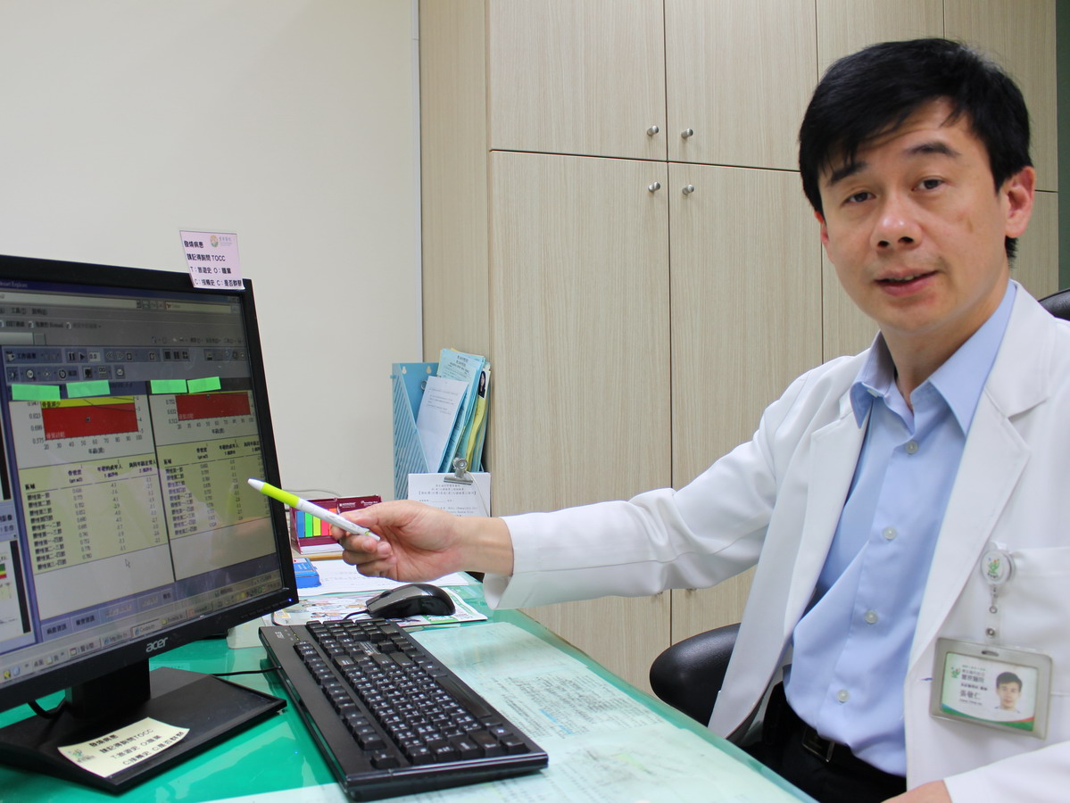 ▲高齡醫學科主任張敬仁說明，患者第12節腰椎壓迫性骨折，骨質密度檢驗為T值-4.7，顯示為重度骨質疏鬆。（圖／豐原醫院提供2018.3.21）