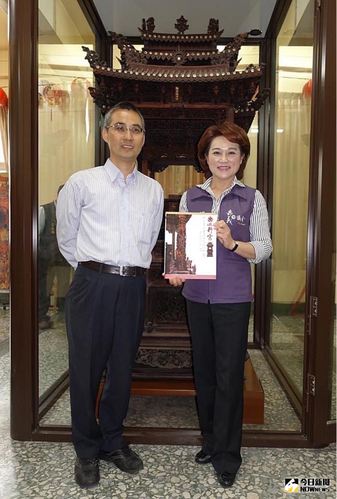 ▲嘉義市議長蕭淑麗與著者林仁政合影於八獅座武轎-城隍神轎前。（圖／記者郭政隆攝,2018.3.21）