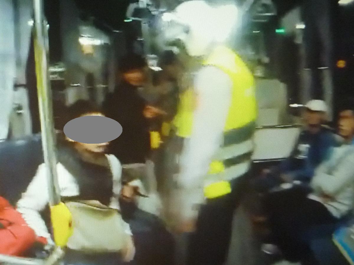 ▲員警鍥而不捨的追緝之下，終於攔下公車將蘇姓通緝犯逮捕歸案。（圖／豐原警分局提供,2018.3.21）