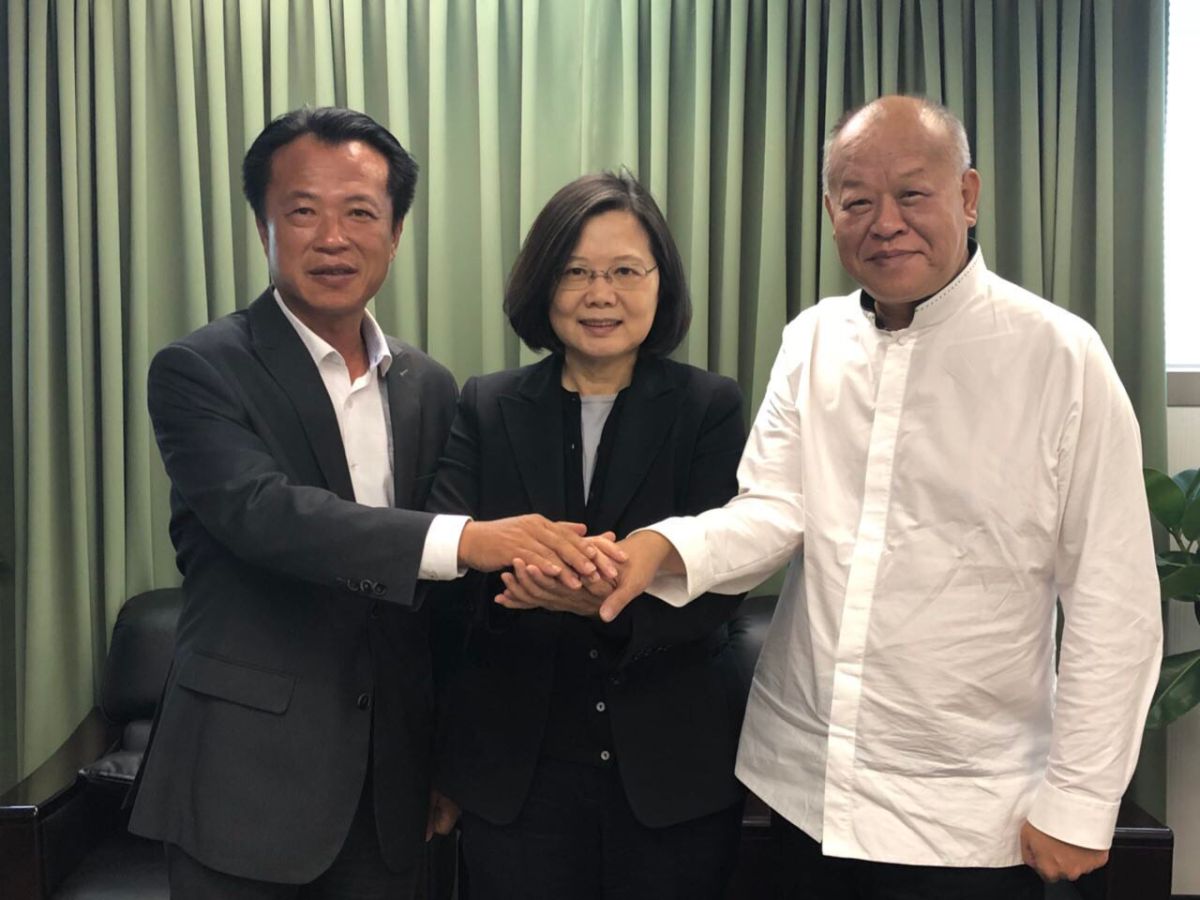 ▲在蔡英文總統兼民進黨主席出面斡旋下，民進黨嘉義縣長初選紛爭在21日落幕，參加初選的前農委會副主委翁章梁和嘉義縣議會議長張明達兩人握手言和。（圖／民進黨中央提供 , 2018.03.21 ）