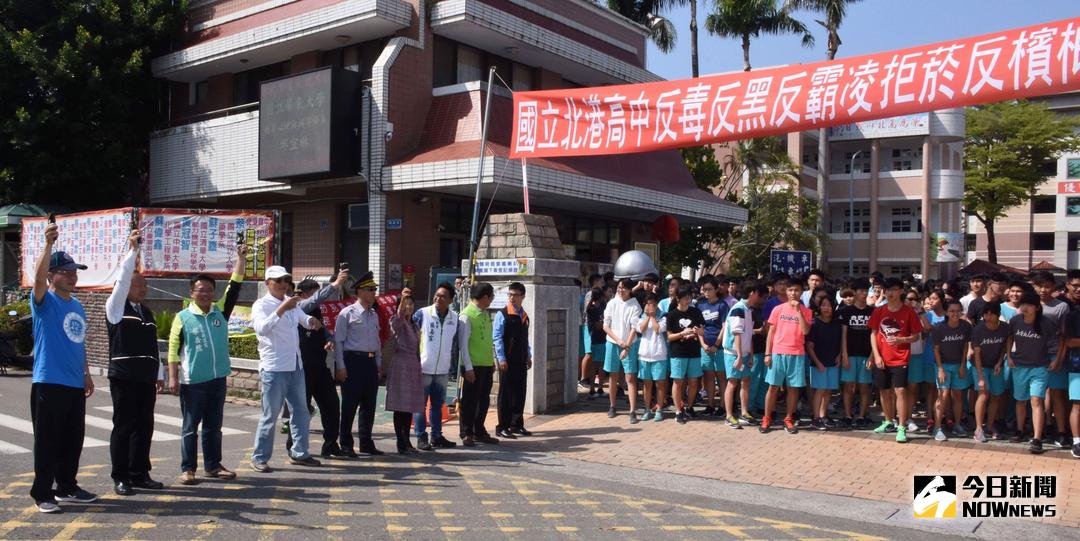 ▲縣議員蔡岳儒、鎮長張勝智、北高校長傅國樑、北港警分局長廖志明及行政院國策顧問吳錦銘等人鳴槍下起跑。（圖／記者蘇榮泉攝，2018.03.21）