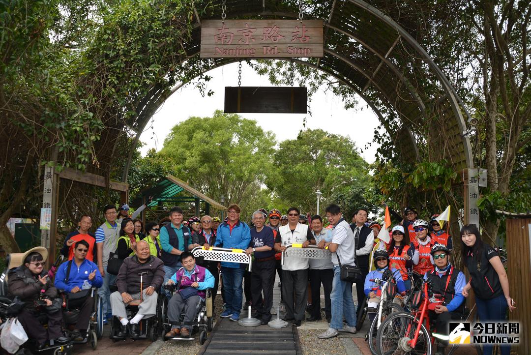 ▲嘉義市府邀請各團體一起見證鐵馬道路阻的拆除。（圖／記者郭政隆攝影2018.3.21）