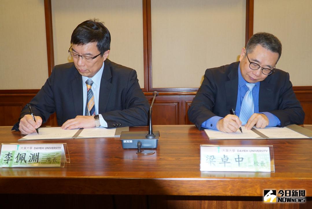 ▲秀傳醫院院長李佩淵與大葉大學校長梁卓中代表雙方簽約，未來雙方在教學、研究，都將展開密切合作。（圖／記者陳雅芳攝，2018.03.21）