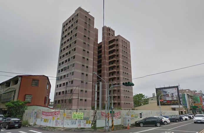 ▲雲林斗六的祥瑞大樓在921大地震後淪為廢墟，目前正進行拆除作業。（圖／翻攝自Google map）