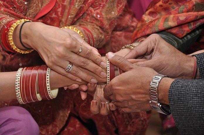▲印度有一對新婚夫妻才剛結婚 6 天，妻子就背著他與前男友見面。（圖／取自odditycentral.com）