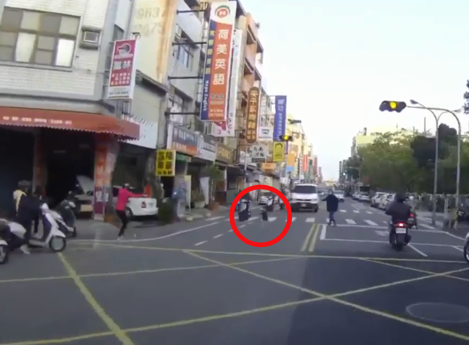 ▲小孩（紅圈處）看見媽媽直衝對街討抱，影片後面幾秒卻讓網友全暴怒。（圖／翻攝自《台南諸事會社》臉書）