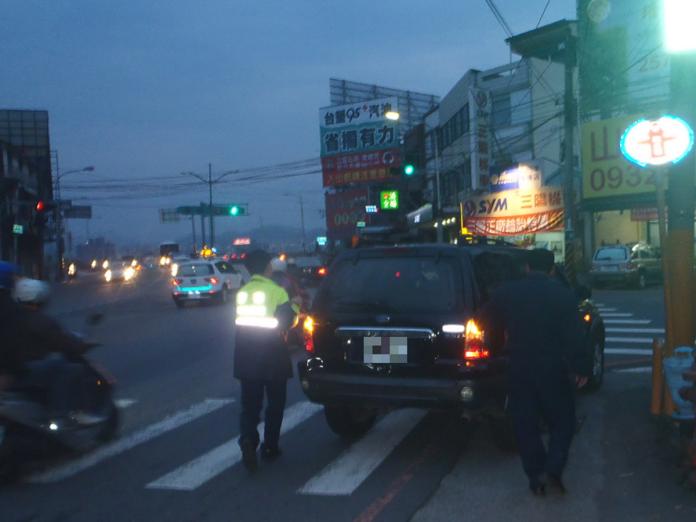 尖峰時段車輛故障卡路中　員警協助推車解危
