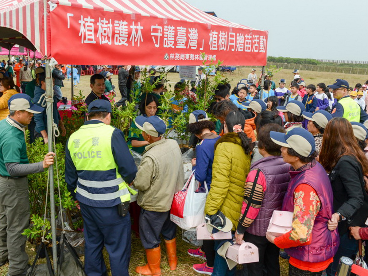 ▲東勢林區管理處為響應植樹綠化活動，已辦理22場植樹贈苗活動，每場都吸引許多民眾排隊領苗。（圖／東勢林區管理處提供2018.3.22）