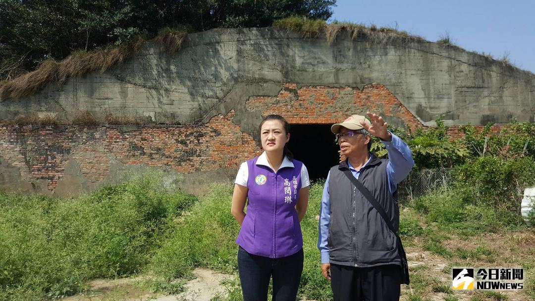 ▲理事長郭吉清（右）向市議員高閔琳（左）說明，協會多日考證，該飛機堡是日治時期的高雄海軍航空隊，在二戰末期興建。（圖／記者陳佩琪攝 , 2018.03.22）