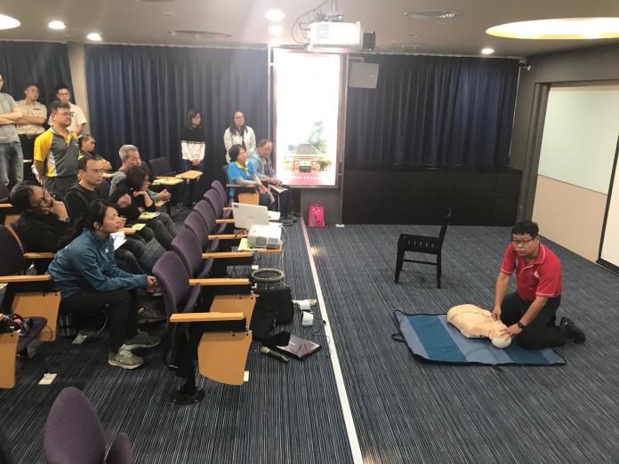 ▲訓練內容包括緊急狀況臨場應變外，更實際操作AED、CPR及基本救命術（BLS）等課程。（圖／茂管處提供，2018.03.23）
