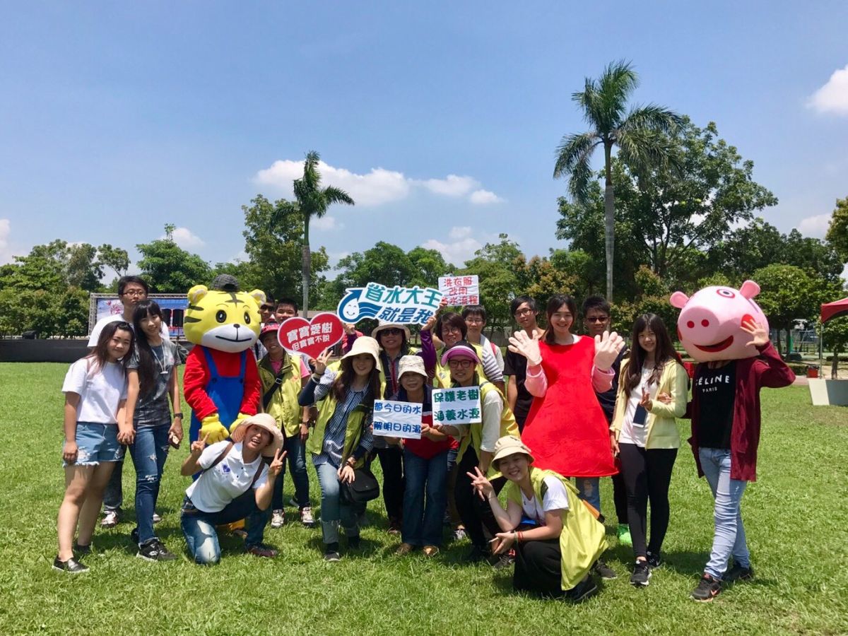 ▲東港區家庭福利服務中心社工蘇品如和邱靖雯熱心服務雙雙獲獎。（圖／屏東縣社會處提供）