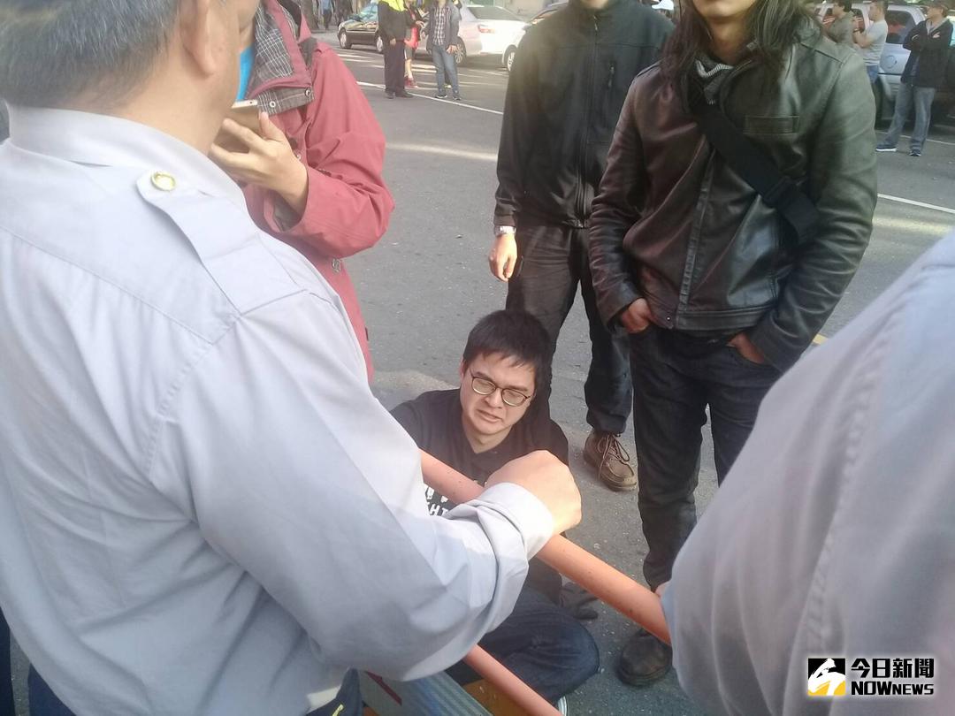 ▲位於立法院周邊濟南路旁公投盟的帳篷，23日下午三時遭台北市政府強力拆除，獨派青年坐在地上激動落淚。（資料照片／戴祺修攝）