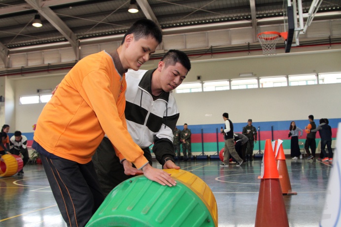 ▲ 裝甲586旅官兵21日受邀至臺中市立啟明學校參與該校50週年校慶活動，官兵與學生共同完成體適能趣味活動。（陸軍第10軍團提供）