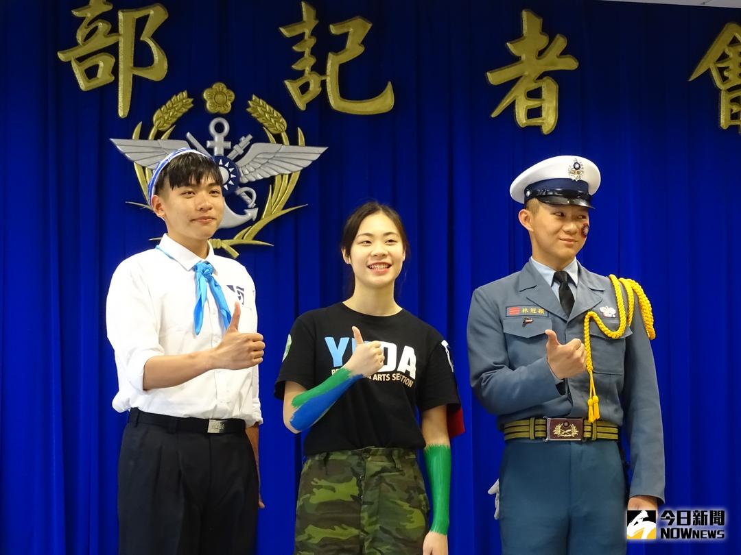 ▲國防部大直博愛營區24日舉辦全國高級中等學校學生創意愛國歌曲觀摩競，參賽代表合影。（圖／記者呂炯昌攝 , 2018.3.24\\)