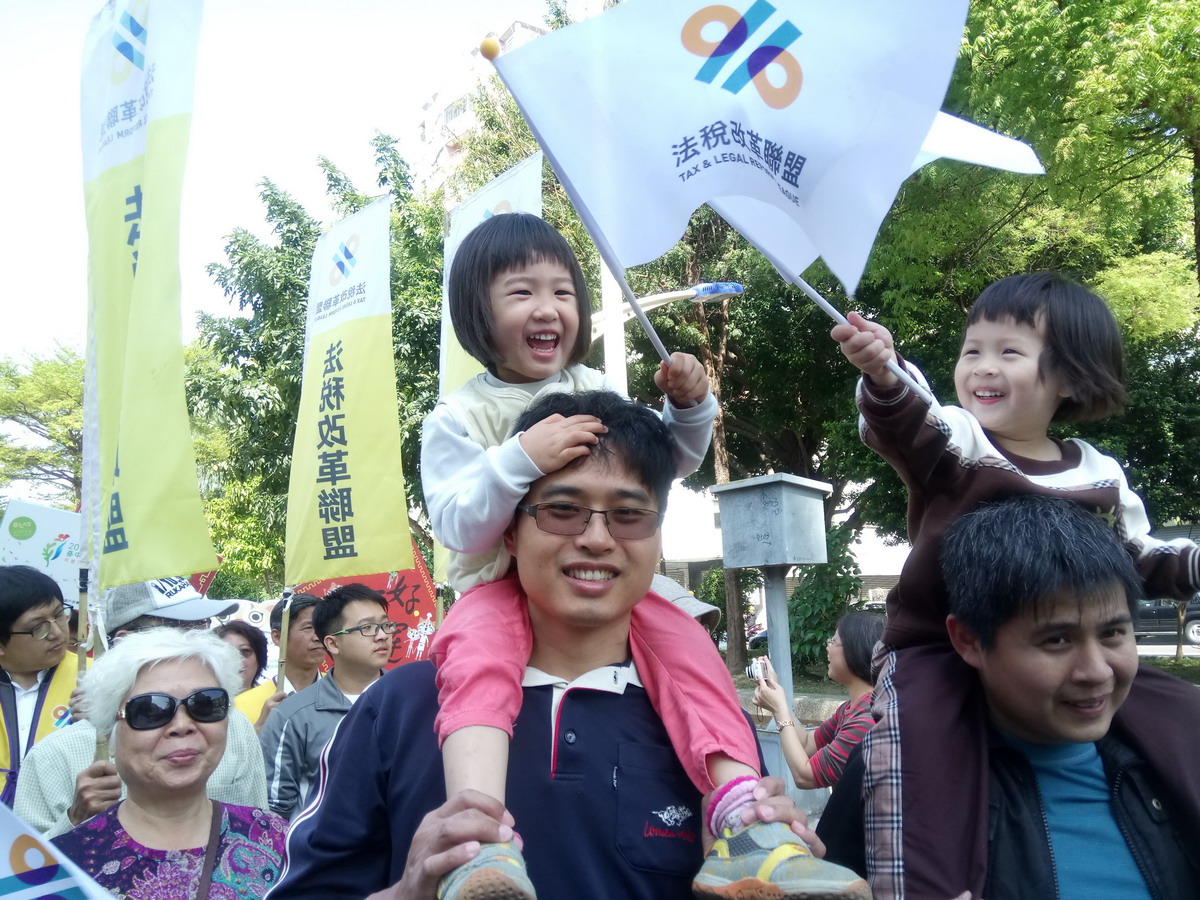 ▲法稅改革聯盟志工扶老攜幼參加遊行，希望台灣的稅務環境可以越來越好。(圖／法稅改革聯盟提供2018.3.24)