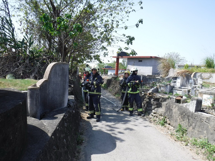 ▲蘭潭分隊在市區學府路一帶墓地辦理消防救災演練。（圖／蘭潭消防分隊提供）