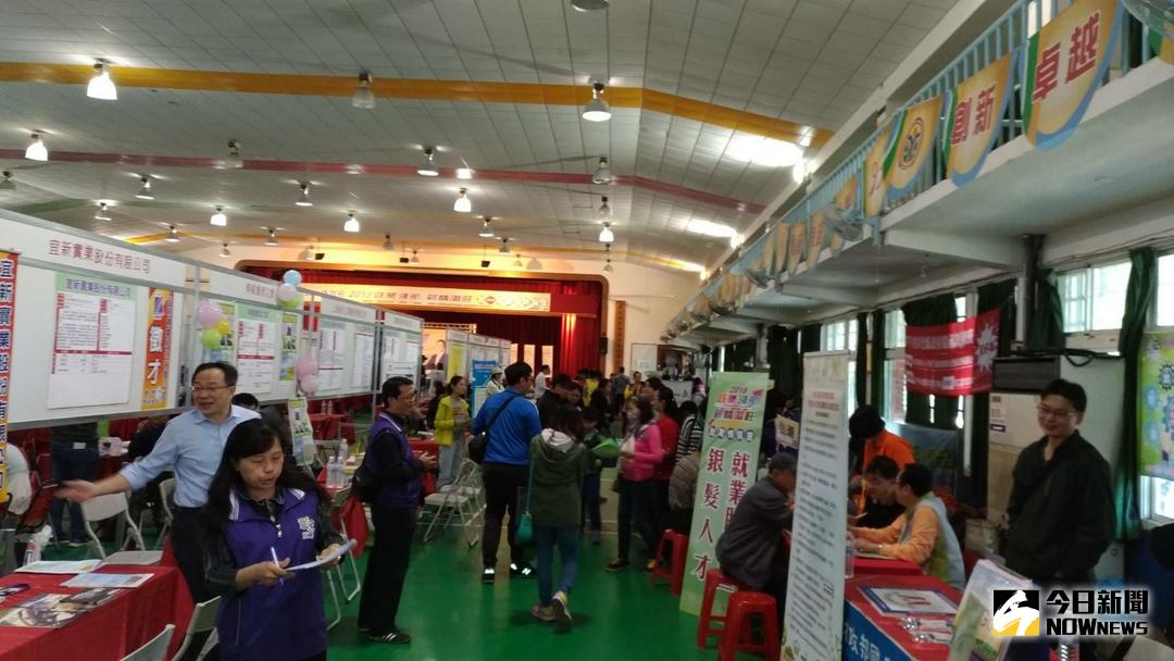 ▲彰化榮服處在彰化市南郭國小活動中心辦理2018「就業領航 薪情唱旺」就業博覽會，讓退除役官兵順利與社會職場接軌。（圖／記者陳雅芳攝，2018.03.24）