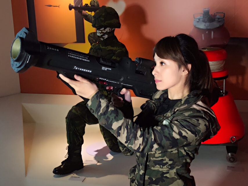 ▲張雅婷拿紅隼。（圖／中天提供 , 2018.3.24）