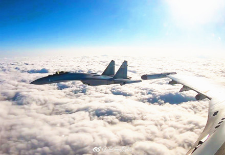 ▲中國大陸解放軍公布了一系列戰機飛越宮古海峽以及南海的照片。（圖／翻攝自微博 , 2018.3.25）