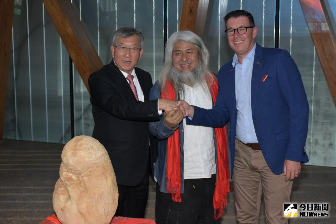 ▲澳洲依普斯威奇市市長安德魯‧安東尼奧利\\(右\\)來訪姊妹市，新竹縣長邱鏡淳\\(左\\)盡地主之誼，由木雕大師康木祥\\(左二\\)現場以樟木原材創作。（圖／新竹縣政府提供）