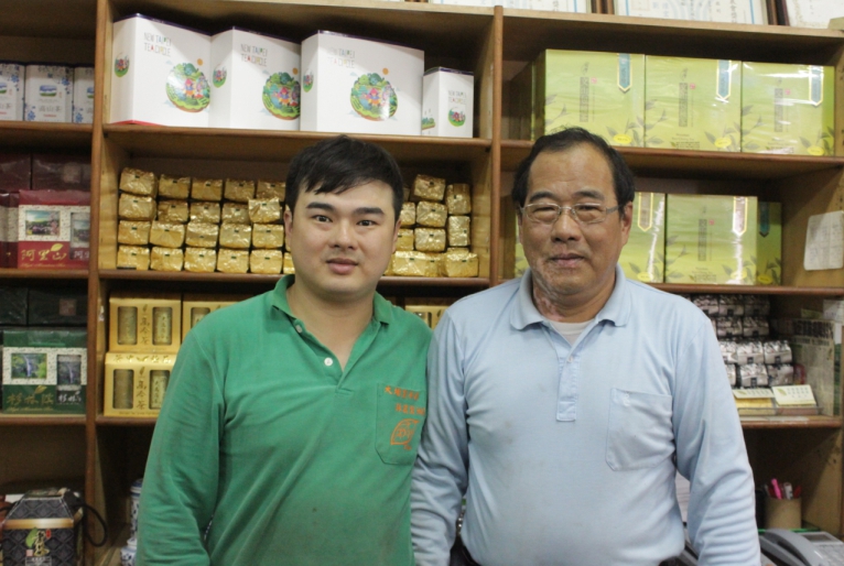 ▲74年次的陳宣和\\(左\\)是大埔製茶廠第三代接班人，曾代表三峽獲得雙北市製茶技術競賽頭等獎，除產製三峽碧螺春、蜜香紅茶外，也開發球形烏龍、古樹茶、白茶等產品。（圖／新北市農業局提供）