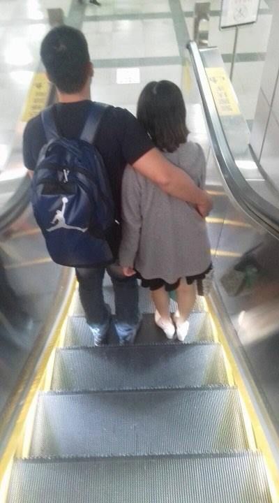 ▲一名網友PO出情侶搭乘電扶梯未靠右的照片，並加以批評，沒想到反被網友撻伐。（圖／翻攝自臉書）