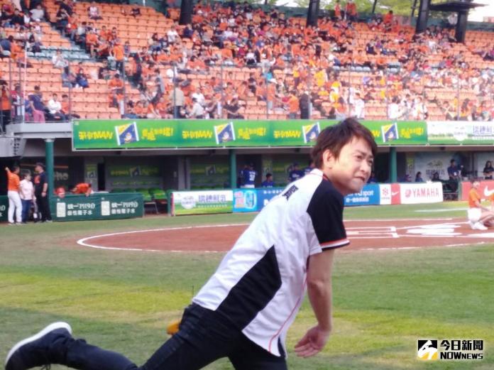 ▲王識賢來到台南球場開球。（圖／黃建霖攝）