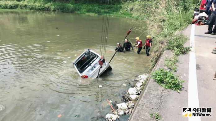 廂型車不明原因衝入峨眉湖　駕駛昏迷送醫
