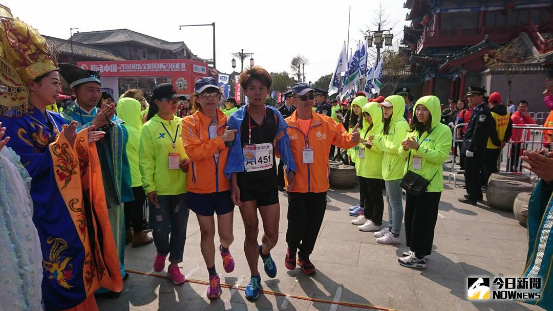 ▲鄭開國際馬拉松大賽，來自台灣的鄭瑞竹（黑衣者），以2小時30分是兩岸華人中第一名衝線。（圖／台北寧波交流基金會提供）