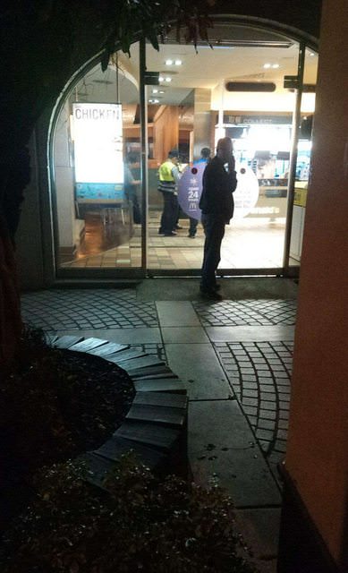 ▲台南成功大學附近麥當勞廁所，昨（25）日深夜被發現一具男屍，血水流出門外，警方封鎖現場漏夜調查。（圖／翻攝自PTT）