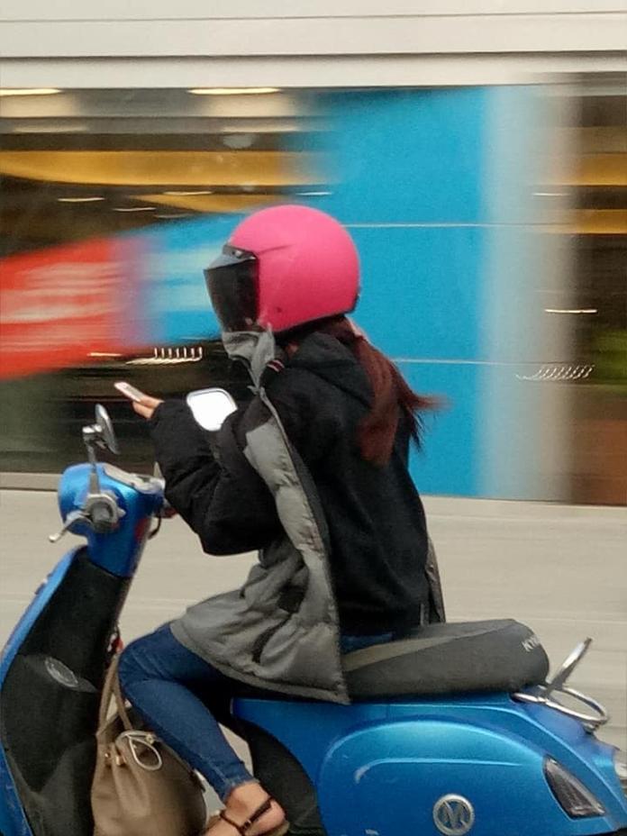 ▲女騎士邊騎車邊用手機，危險行為都被拍下來。（圖／翻攝自《爆料公社》）