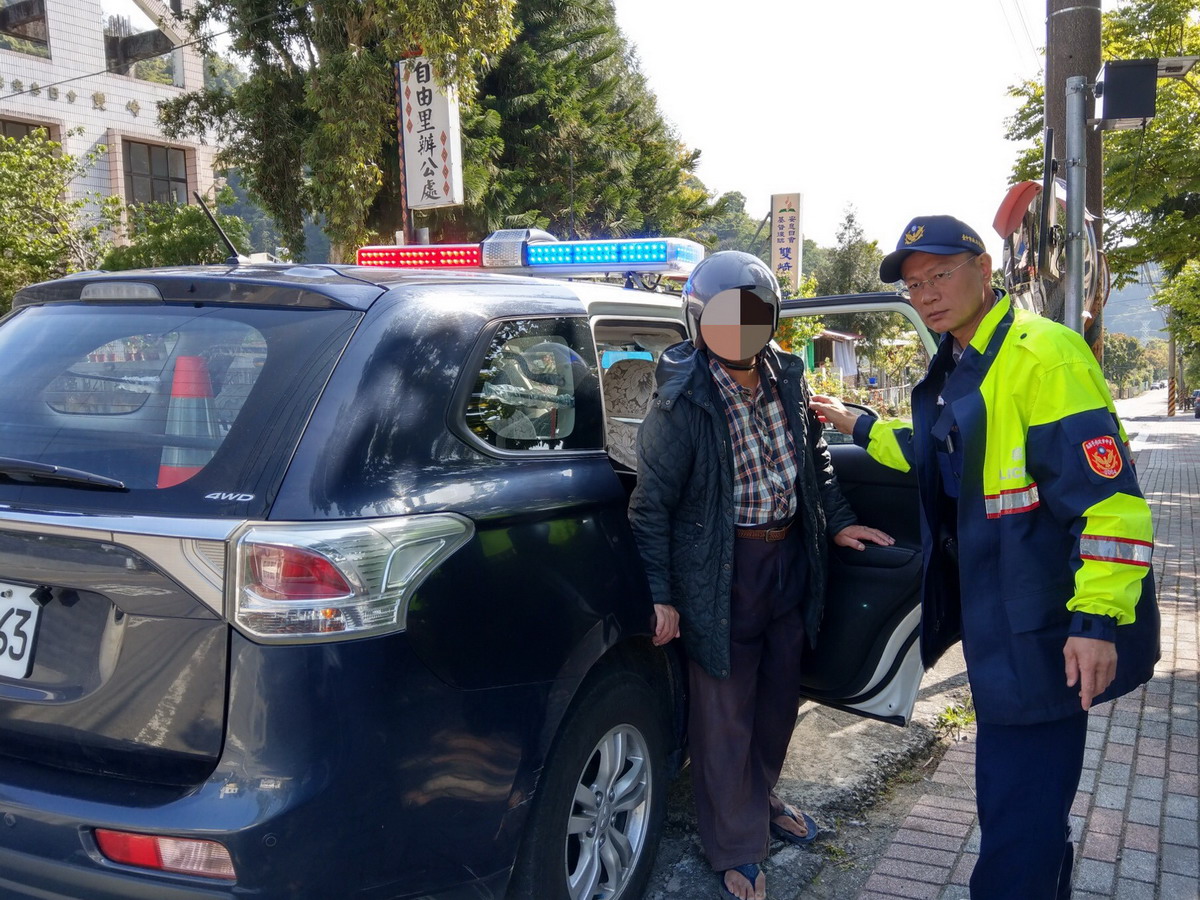 ▲雙崎派出所員警用巡邏車，將暈眩、身體不適的老翁載回家。（圖／和平警分局提供2018.3.26）