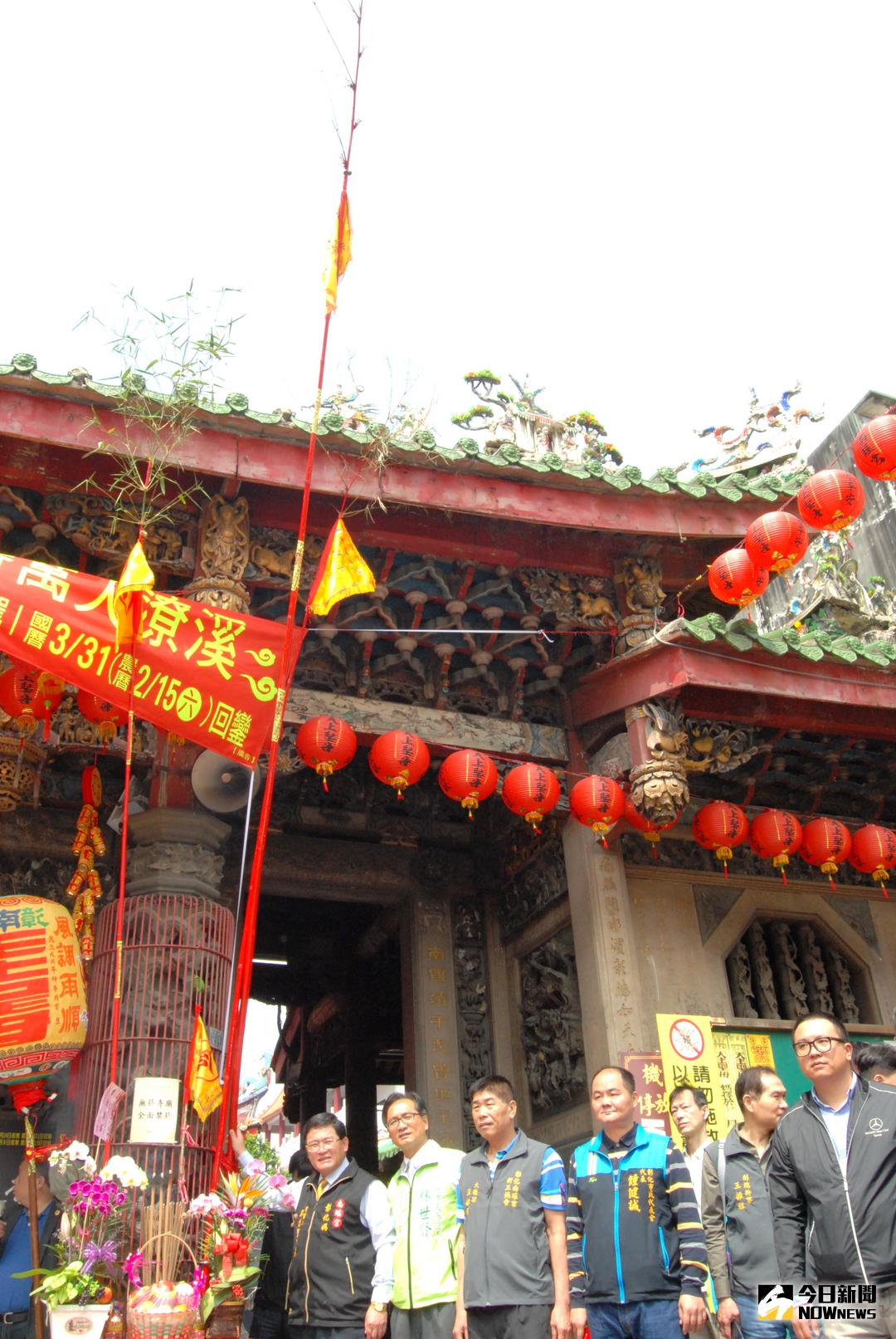 ▲長達7點6公尺的笨港進香頭旗旗竿，號稱全台最長。（圖／記者陳雅芳攝，2018.03.26）