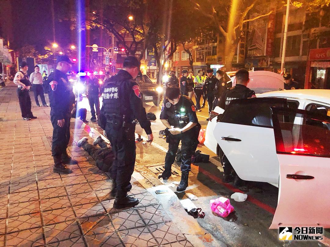 ▲警方發現歹徒車內武器猶如移動軍火庫。（圖／記者宋德威攝 , 2018.03.27）