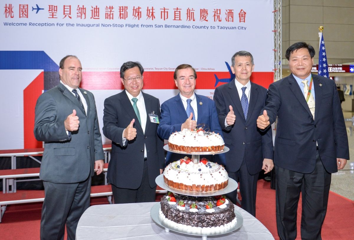 ▲美國加州安大略機場直飛桃園首航班機，昨\\(26\\)日晚21時40分抵達桃園機場。美國聯邦眾議院外交委員會主席羅伊斯（Ed Royce）也搭乘首航班機來台訪問。（圖／桃園市政府提供 , 2018.03.27）