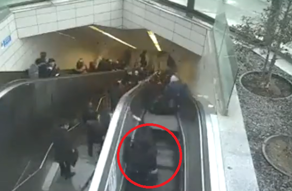 ▲地鐵站電扶梯突然崩塌，一名男子（紅圈處）不慎跌落，慘遭「生吞」。（圖／翻攝自鏡報）