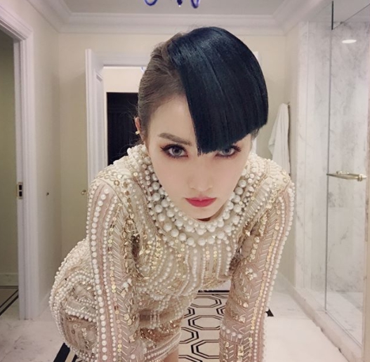 ▲謝金燕到澳門表演，頂著一頭半邊瀏海，非常帥氣。（圖／翻攝 謝金燕IG, 2018.03.27）