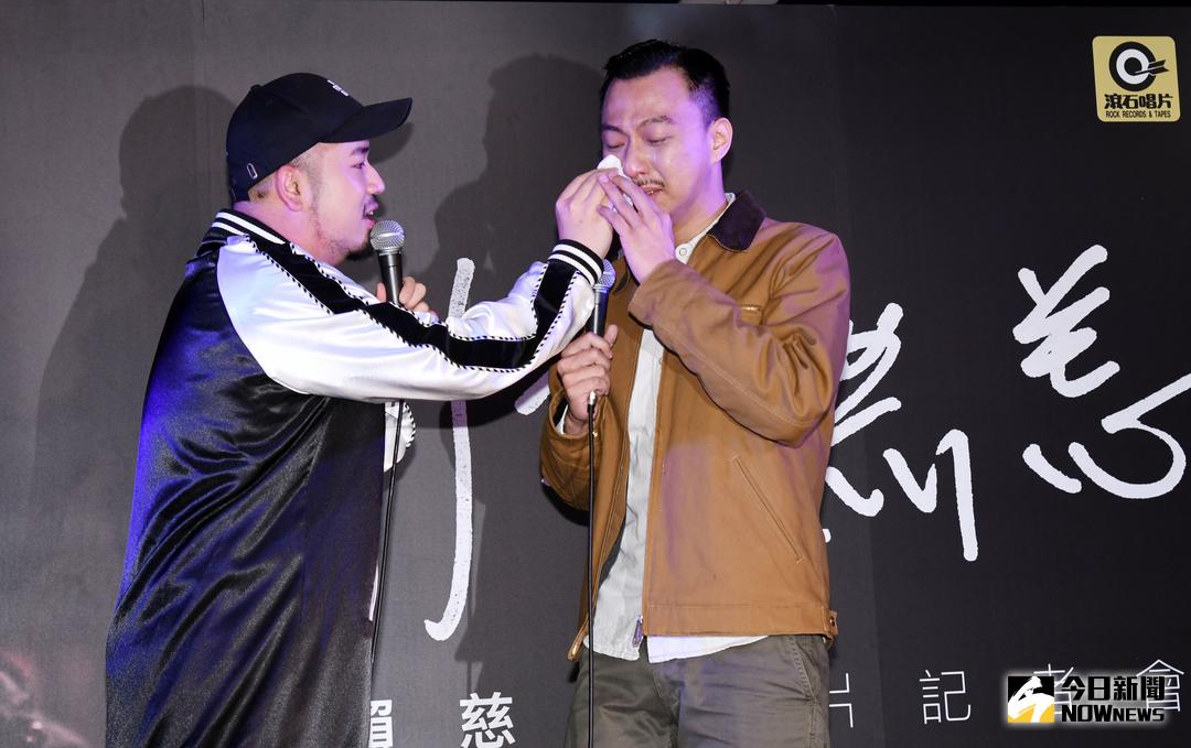 ▲賴慈泓在《別來無恙》發片記者會上，見到好友阿達突然爆哭。（圖／記者林調遜攝，2018.3.27）