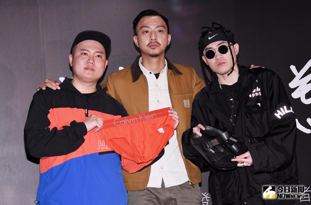 ▲玖壹壹成員洋蔥（左一）、BCW（右一）驚喜現身，分別獻上「拖鞋」與「內褲」兩好禮為賴慈泓打氣。（圖／記者林調遜攝，2018.3.27）