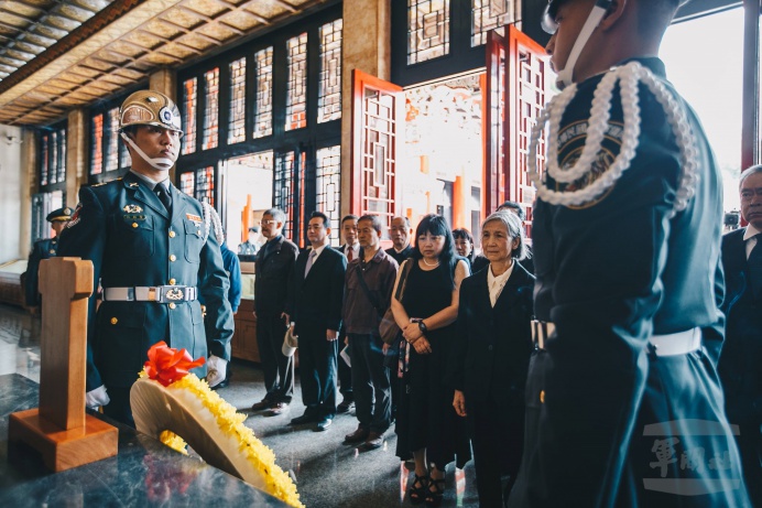 ▲ 趙烈士遺族趙安娜女士，在後備指揮部留守業務處處長王惠民上校引導下，前往忠烈祠烈士靈前獻花致意，場面莊嚴肅穆。（軍聞社記者陳軍均攝）