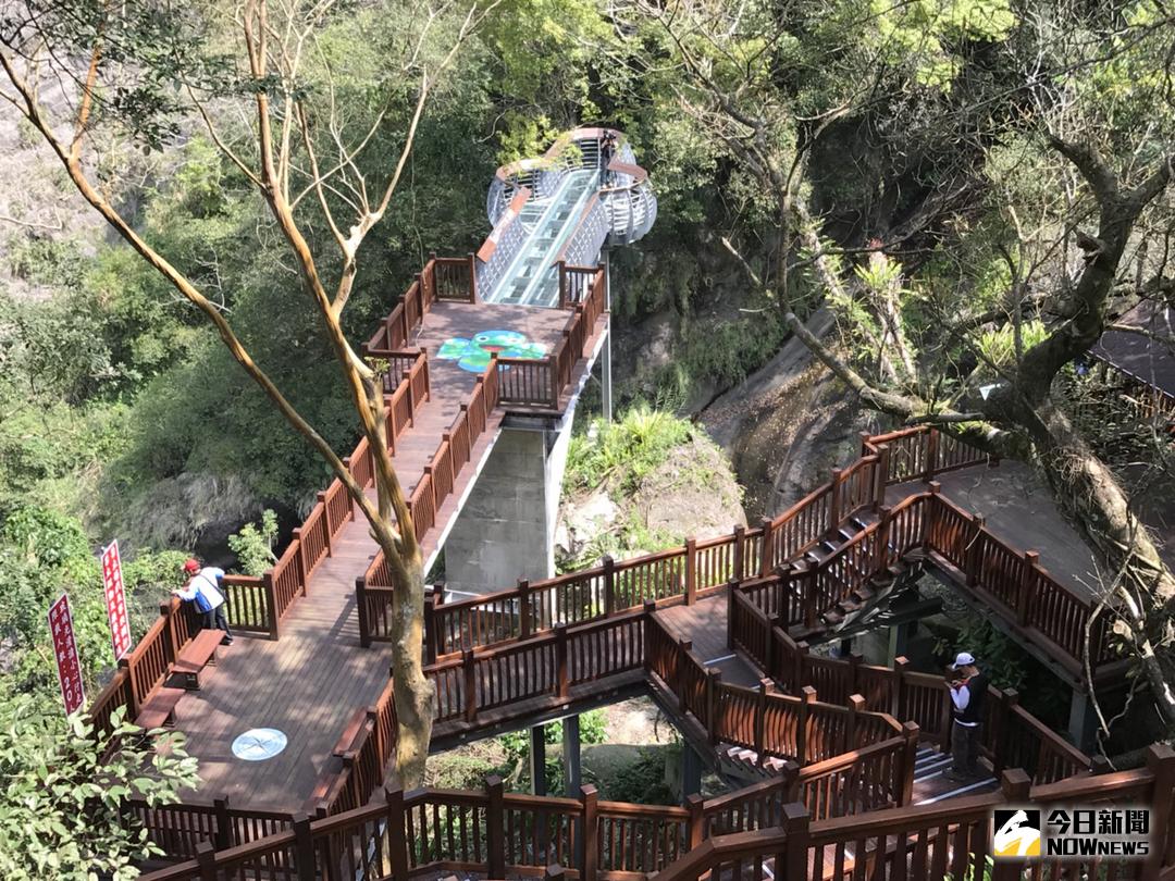▲延伸至那羅溪谷上方、凌空懸吊的玻璃天空步道，預計將為地方地來一波觀光人潮。（圖／記者常似虎攝 , 2018.03.27）