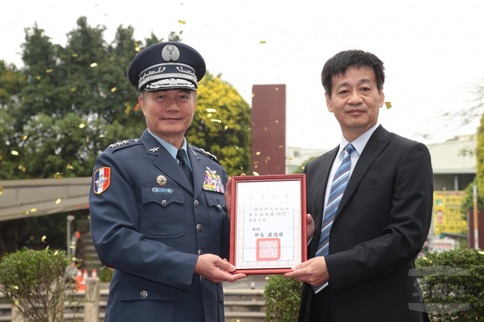 ▲ 國防部副部長沈一鳴上將27日代表部長嚴德發，頒授南亞技術學院ROCT專業大學證書。（軍聞社記者李忠軒攝）