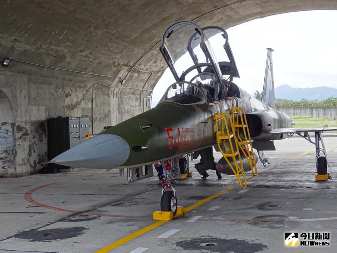 ▲空軍台東志航基地F-5F戰機，仍保持假想敵中隊塗裝。（圖／記者呂炯昌攝 )