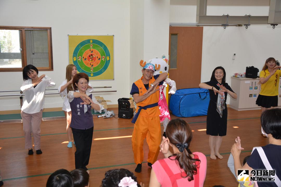 ▲蕭淑麗用滿滿的愛心來關懷孩子，與孩子們同樂。（圖／記者郭政隆攝影2018.3.28）