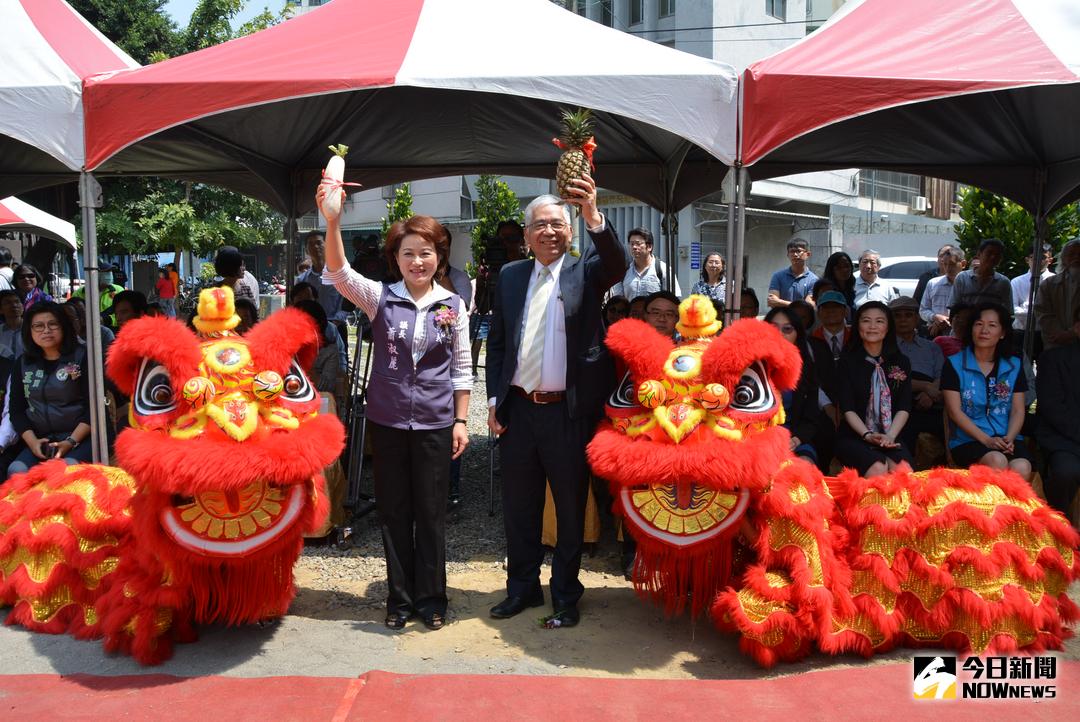 ▲動土典禮上，祥獅獻予張惠博副市長旺旺來，獻予市議長蕭淑麗好彩頭。（圖／記者郭政隆攝，2018.3.28）