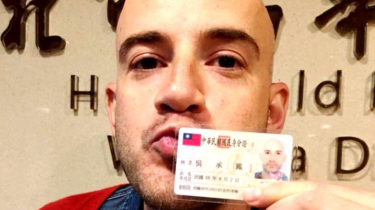 ▲吳鳳拿到身分證，成「正港」台灣人。（圖／三立提供 , 2018.3.28）