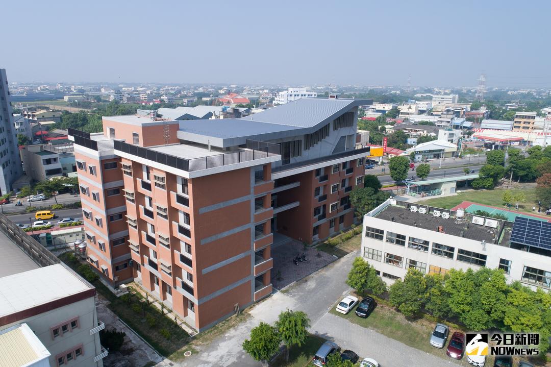 ▲北斗家商新建實習輔導大樓落成典禮，具有現代感及藝術感，整體空照外觀呈「X型」的建築，是南彰化國立學校最有特色的建築，亦是北斗鎮的地標。（圖／記者陳雅芳攝，2018.03.28）
